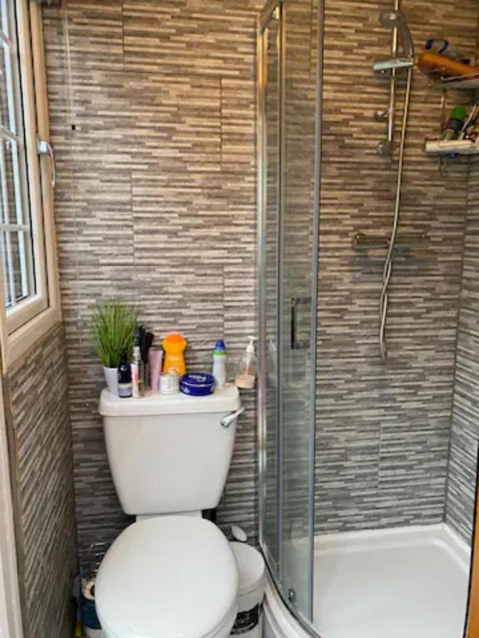 Specious Room In Northolt Northolt  Экстерьер фото