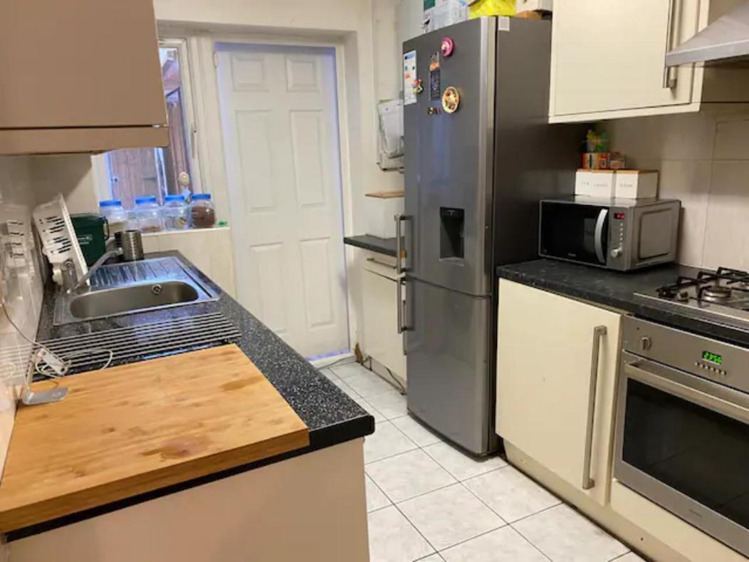 Specious Room In Northolt Northolt  Экстерьер фото