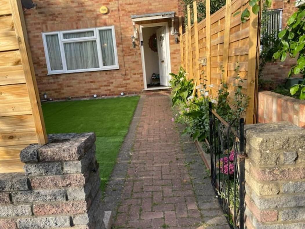 Specious Room In Northolt Northolt  Экстерьер фото
