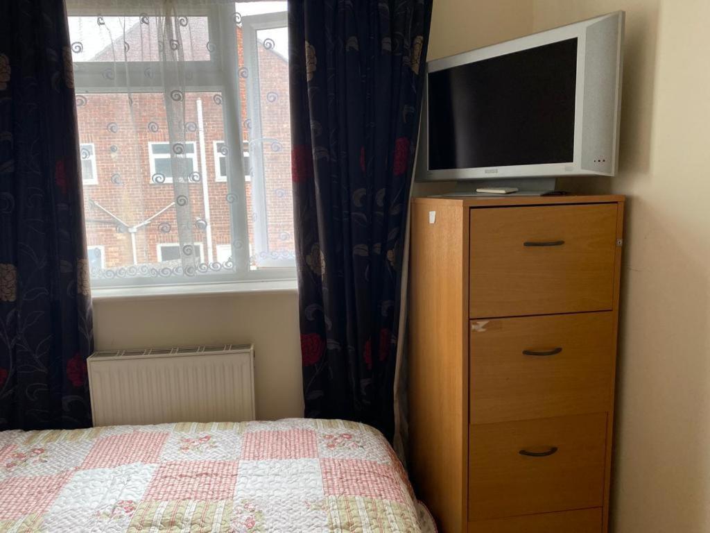 Specious Room In Northolt Northolt  Экстерьер фото