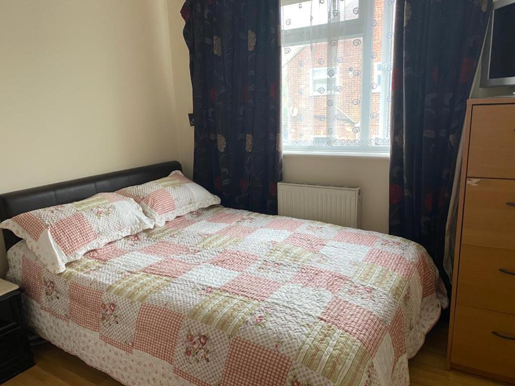 Specious Room In Northolt Northolt  Экстерьер фото
