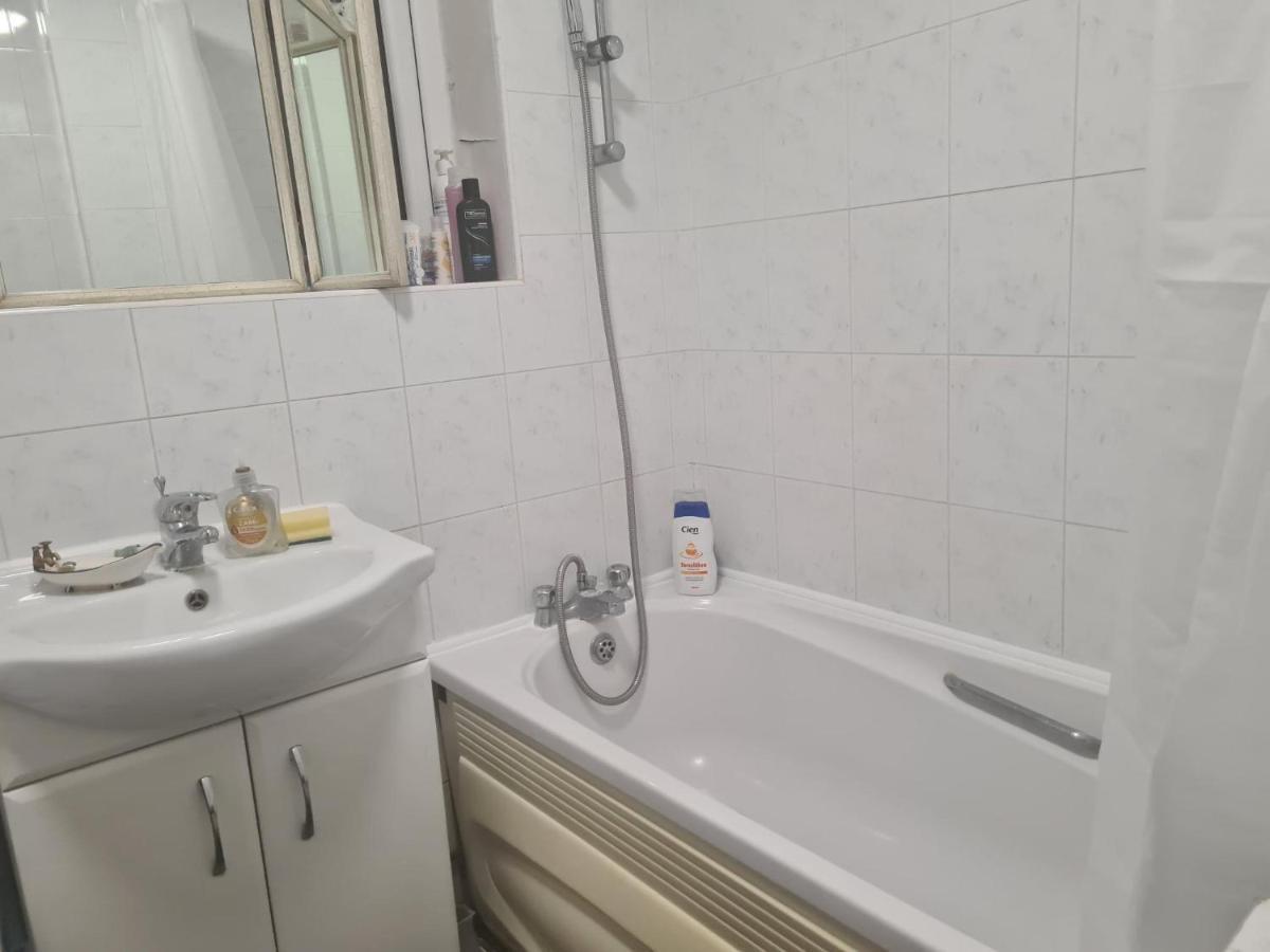 Specious Room In Northolt Northolt  Экстерьер фото